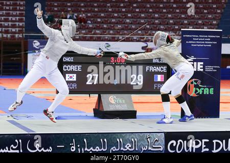 (231113) -- ALGER, 13 nov. 2023 (Xinhua) -- Choi Sebin (L), de Corée du Sud, affronte Sara Balzer, de France, la finale du sabre féminin de l'équipe senior au tournoi d'escrime de la coupe du monde Sabre à Alger, Algérie, le 12 novembre 2023. (Xinhua) Banque D'Images