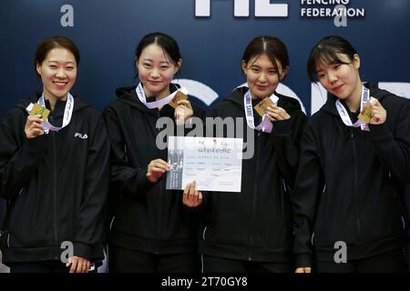 (231113) -- ALGER, 13 nov. 2023 (Xinhua) -- l'équipe de Corée du Sud célèbre après avoir remporté la finale du sabre féminin senior au tournoi d'escrime de la coupe du monde Sabre à Alger, Algérie, le 12 novembre 2023. (Xinhua) Banque D'Images