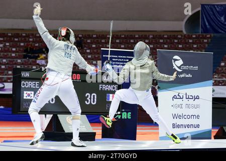 (231113) -- ALGER, 13 nov. 2023 (Xinhua) -- Yun Soyeon (L), de Corée du Sud, affronte Caroline Queroli, de France, lors de la finale de sabre féminine senior à la coupe du monde d'escrime Sabre à Alger, Algérie, le 12 novembre 2023. (Xinhua) Banque D'Images