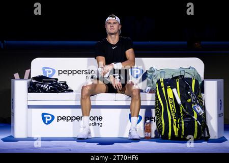 Turin, Italie. 12 novembre 2023. Holger Rune, du Danemark, essuie sa sueur pendant le match simple du tournoi à la ronde contre Novak Djokovic, de Serbie, pendant la première journée des finales Nitto ATP. Novak Djokovic a gagné 7-6(4), 6-7(1), 6-3. Crédit : Nicolò Campo/Alamy Live News Banque D'Images