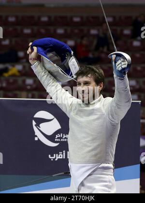 (231113) -- ALGER, 13 nov. 2023 (Xinhua) -- Eli Dershwitz, des États-Unis, célèbre après avoir remporté la finale de sabre par équipe senior masculine au tournoi d'escrime de la coupe du monde Sabre à Alger, Algérie, le 12 novembre 2023. (Xinhua) Banque D'Images