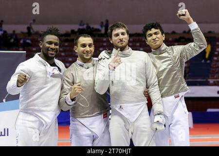 (231113) -- ALGER, 13 nov. 2023 (Xinhua) -- l'équipe des États-Unis célèbre après avoir remporté la finale de sabre par équipe senior masculine au tournoi d'escrime de la coupe du monde Sabre à Alger, Algérie, le 12 novembre 2023. (Xinhua) Banque D'Images