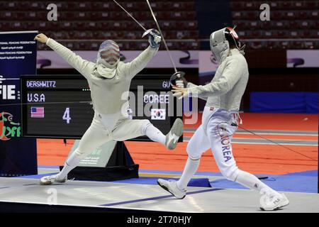 (231113) -- ALGER, 13 nov. 2023 (Xinhua) -- Eli Dershwitz (L) des États-Unis affronte Gu Bongil, de Corée du Sud, lors de la finale de sabre de l'équipe senior masculine à la coupe du monde d'escrime à Alger, Algérie, le 12 novembre 2023. (Xinhua) Banque D'Images