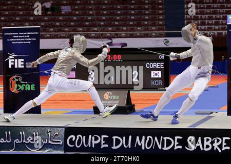 (231113) -- ALGER, 13 nov. 2023 (Xinhua) -- Colin Heathcock (L) des États-Unis affronte Oh Sanguk, de Corée du Sud, lors de la finale de sabre de l'équipe senior masculine à la coupe du monde d'escrime Sabre à Alger, Algérie, le 12 novembre 2023. (Xinhua) Banque D'Images