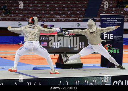 (231113) -- ALGER, 13 nov. 2023 (Xinhua) -- Andrew Doddo (L), des États-Unis, affronte Park Sangwon, de Corée du Sud, lors de la finale de sabre de l'équipe senior masculine à la coupe du monde d'escrime à Alger, Algérie, le 12 novembre 2023. (Xinhua) Banque D'Images