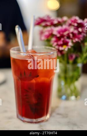 Un verre de thé glacé à l'hibiscus au calyle au Old China Cafe, un restaurant Nyonya près de Kwai Chai Hong - Kuala Lumpur, Malaisie Banque D'Images