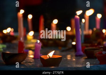 Srinagar, Inde. 12 novembre 2023. Des bougies sont allumées à l'intérieur du temple à l'occasion de Diwali, la fête hindoue des lumières, à Srinagar.Deepavali ou Dipavali est une fête des lumières de quatre à cinq jours, qui est célébrée par les hindous à chaque automne partout dans le monde. Crédit : SOPA Images Limited/Alamy Live News Banque D'Images