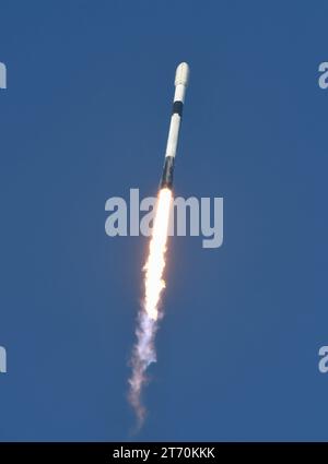 Cape Canaveral, États-Unis. 12 novembre 2023. Une fusée SpaceX Falcon 9 lance la troisième paire de satellites O3b MPower pour la société luxembourgeoise ses depuis PAD 40 à la station spatiale Cape Canaveral à Cape Canaveral. La mission placera deux des satellites Internet construits par Boeing en orbite terrestre moyenne. Crédit : SOPA Images Limited/Alamy Live News Banque D'Images