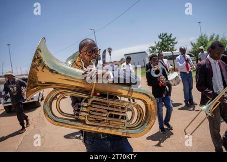 (231113) -- JOHANNESBURG, 13 novembre 2023 (Xinhua) -- les gens défilent lors d'un défilé de carnaval à Gauteng, Afrique du Sud, le 12 novembre 2023. (Photo de Ihsaan Haffejee/Xinhua) Banque D'Images