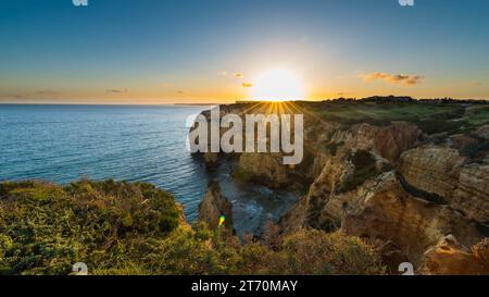 Coucher de soleil sur les falaises et les plages de l'océan Atlantique, Lagos, Algarve, Portugal. Banque D'Images