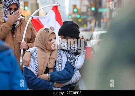 La Coalition Philly Palestine a organisé un rassemblement pro-palestinien, anti-Israël, une marche et une session d'apprentissage à Philadelphie, PA, USA, le 11 novembre 2023. La circulation a été bloquée à N. Broad et N. Gerard Streets. Des chants, des affirmations et une déclaration écrite ont rassemblé une foule nombreuse avant qu'ils ne marchent vers l'hôtel de ville. (Photo de Robyn Stevens Brody/Sipa USA) Banque D'Images