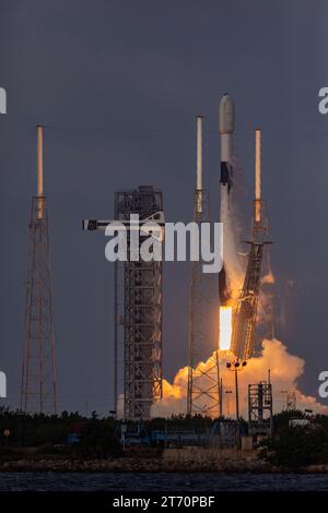 Litoff photos dans et hors des nuages par SpaceX Falcon 9 ses satellites 03b MPower 5&6 Liftoff à 4:08 PM est Cape Canaveral Floride le 12 novembre 2023 de SLC-40 Brevard County. Il s’agit du 84e lancement de SpaceX en 2023 à partir des côtes est et Ouest. (Photo de Scott Schilke/Sipa USA) Banque D'Images