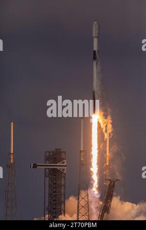 Litoff photos dans et hors des nuages par SpaceX Falcon 9 ses satellites 03b MPower 5&6 Liftoff à 4:08 PM est Cape Canaveral Floride le 12 novembre 2023 de SLC-40 Brevard County. Il s’agit du 84e lancement de SpaceX en 2023 à partir des côtes est et Ouest. (Photo de Scott Schilke/Sipa USA) Banque D'Images