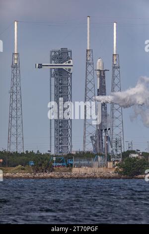 Litoff photos dans et hors des nuages par SpaceX Falcon 9 ses satellites 03b MPower 5&6 Liftoff à 4:08 PM est Cape Canaveral Floride le 12 novembre 2023 de SLC-40 Brevard County. Il s’agit du 84e lancement de SpaceX en 2023 à partir des côtes est et Ouest. (Photo de Scott Schilke/Sipa USA) Banque D'Images