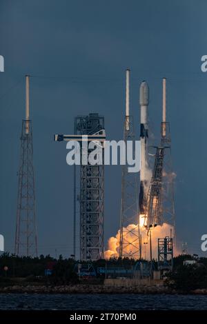Litoff photos dans et hors des nuages par SpaceX Falcon 9 ses satellites 03b MPower 5&6 Liftoff à 4:08 PM est Cape Canaveral Floride le 12 novembre 2023 de SLC-40 Brevard County. Il s’agit du 84e lancement de SpaceX en 2023 à partir des côtes est et Ouest. (Photo de Scott Schilke/Sipa USA) Banque D'Images