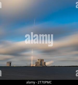 Litoff photos dans et hors des nuages par SpaceX Falcon 9 ses satellites 03b MPower 5&6 Liftoff à 4:08 PM est Cape Canaveral Floride le 12 novembre 2023 de SLC-40 Brevard County. Il s’agit du 84e lancement de SpaceX en 2023 à partir des côtes est et Ouest. (Photo de Scott Schilke/Sipa USA) Banque D'Images