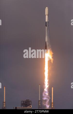 Litoff photos dans et hors des nuages par SpaceX Falcon 9 ses satellites 03b MPower 5&6 Liftoff à 4:08 PM est Cape Canaveral Floride le 12 novembre 2023 de SLC-40 Brevard County. Il s’agit du 84e lancement de SpaceX en 2023 à partir des côtes est et Ouest. (Photo de Scott Schilke/Sipa USA) Banque D'Images