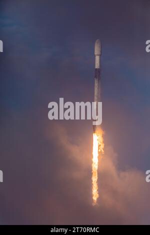 Litoff photos dans et hors des nuages par SpaceX Falcon 9 ses satellites 03b MPower 5&6 Liftoff à 4:08 PM est Cape Canaveral Floride le 12 novembre 2023 de SLC-40 Brevard County. Il s’agit du 84e lancement de SpaceX en 2023 à partir des côtes est et Ouest. (Photo de Scott Schilke/Sipa USA) Banque D'Images