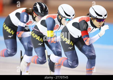 (De G à D) Momoka Horikawa, Ayano Sato, Miho Takagi (JPN), 11 NOVEMBRE 2023 - Patinage de vitesse : coupe du monde de patinage de vitesse ISU 2023/24 Obihiro Women's Team Pursuit Division A à Meiji Hokkaido Tokachi Oval à Hokkaido, Japon. (Photo de Naoki Morita/AFLO SPORT) Banque D'Images