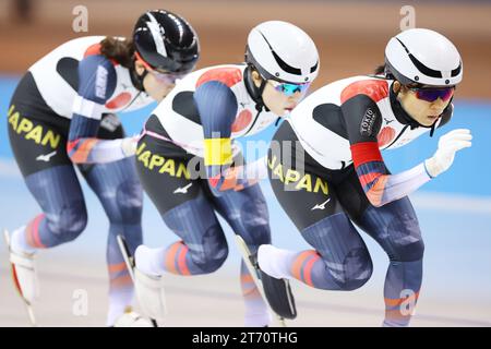 (De G à D) Momoka Horikawa, Ayano Sato, Miho Takagi (JPN), 11 NOVEMBRE 2023 - Patinage de vitesse : coupe du monde de patinage de vitesse ISU 2023/24 Obihiro Women's Team Pursuit Division A à Meiji Hokkaido Tokachi Oval à Hokkaido, Japon. (Photo de Naoki Morita/AFLO SPORT) Banque D'Images