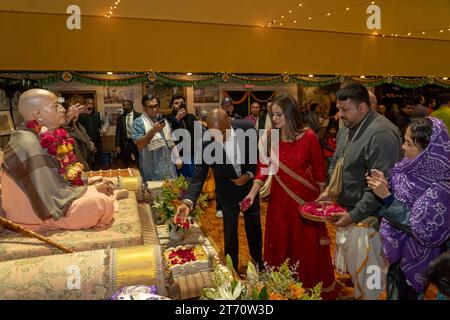 NEW YORK, NEW YORK - NOVEMBRE 12 : Eric Adams, maire de New York, Jenifer Rajkumar, membre de l’assemblée de l’État de New York, et Caitanyananda Das déposent des fleurs devant sa Divine grâce AC Bhaktivedanta Swami Prabhupada lors d’une célébration Diwali au Centre Hare Krishna de la Société internationale pour la conscience de Krishna (ISKCON) le 12 novembre 2023 dans le quartier de Brooklyn à New York. Diwali également connu sous le nom de Deepavali, et le «festival des lumières», est l'un des festivals les plus populaires de l'hindouisme. Il symbolise la victoire spirituelle de la lumière sur les ténèbres, du bien sur le mal, et de la connaissance sur ignora Banque D'Images