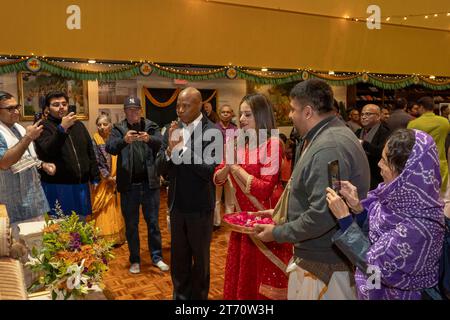 NEW YORK, NEW YORK - NOVEMBRE 12 : Eric Adams, maire de New York, Jenifer Rajkumar, membre de l’assemblée de l’État de New York, et Caitanyananda Das déposent des fleurs devant sa Divine grâce AC Bhaktivedanta Swami Prabhupada lors d’une célébration Diwali au Centre Hare Krishna de la Société internationale pour la conscience de Krishna (ISKCON) le 12 novembre 2023 dans le quartier de Brooklyn à New York. Diwali également connu sous le nom de Deepavali, et le «festival des lumières», est l'un des festivals les plus populaires de l'hindouisme. Il symbolise la victoire spirituelle de la lumière sur les ténèbres, du bien sur le mal, et de la connaissance sur ignora Banque D'Images