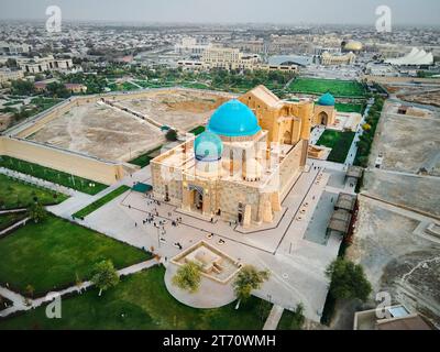 Vue aérienne par drone du mausolée de Khoja Ahmed Yasavi dans la ville de Turkestan ancien bâtiment au sud du Kazakhstan Banque D'Images