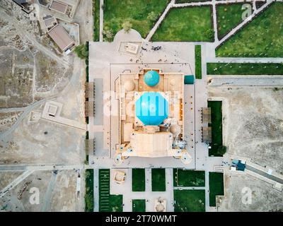 Vue aérienne par drone du mausolée de Khoja Ahmed Yasavi dans la ville de Turkestan ancien bâtiment au sud du Kazakhstan Banque D'Images
