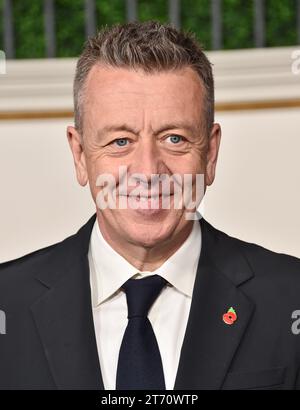 Westwood, États-Unis. 12 novembre 2023. Peter Morgan arrive à la première à Los Angeles de la partie 1 de la saison finale de "THE CROWN" qui s'est tenue au Westwood Regency Village Theatre le 12 novembre 2023 à Westwood, Californie. © Lisa OConnor/AFF-USA.com crédit : AFF/Alamy Live News Banque D'Images