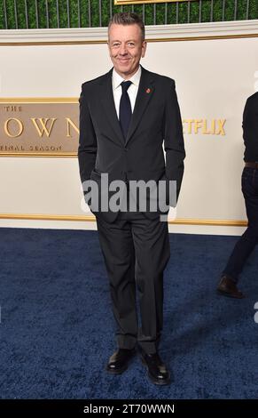 Westwood, États-Unis. 12 novembre 2023. Peter Morgan arrive à la première à Los Angeles de la partie 1 de la saison finale de "THE CROWN" qui s'est tenue au Westwood Regency Village Theatre le 12 novembre 2023 à Westwood, Californie. © Lisa OConnor/AFF-USA.com crédit : AFF/Alamy Live News Banque D'Images