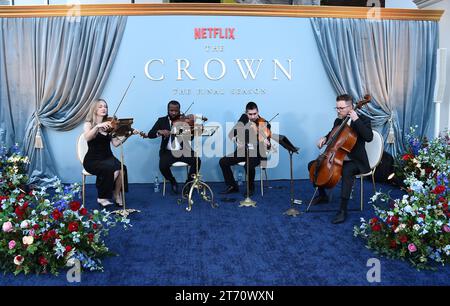 Westwood, États-Unis. 12 novembre 2023. Ambiance arrivée à la première à Los Angeles de la partie 1 de la saison finale de "THE CROWN" qui s'est tenue au Westwood Regency Village Theatre le 12 novembre 2023 à Westwood, Californie. © Lisa OConnor/AFF-USA.com crédit : AFF/Alamy Live News Banque D'Images