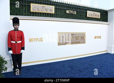 Westwood, États-Unis. 12 novembre 2023. Ambiance arrivée à la première à Los Angeles de la partie 1 de la saison finale de "THE CROWN" qui s'est tenue au Westwood Regency Village Theatre le 12 novembre 2023 à Westwood, Californie. © Lisa OConnor/AFF-USA.com crédit : AFF/Alamy Live News Banque D'Images