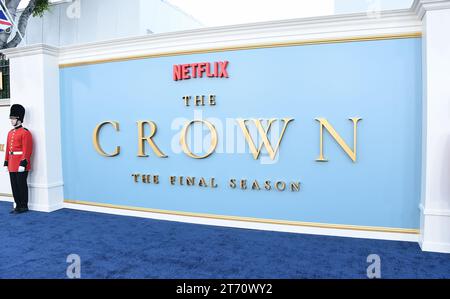 Westwood, États-Unis. 12 novembre 2023. Ambiance arrivée à la première à Los Angeles de la partie 1 de la saison finale de "THE CROWN" qui s'est tenue au Westwood Regency Village Theatre le 12 novembre 2023 à Westwood, Californie. © Lisa OConnor/AFF-USA.com crédit : AFF/Alamy Live News Banque D'Images