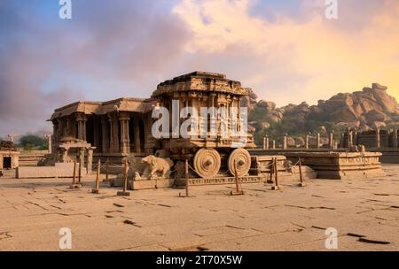 Char en pierre avec architecture médiévale ancienne à Hampi Karnataka, Inde au coucher du soleil Banque D'Images