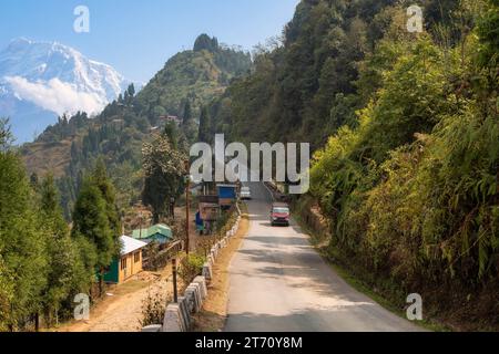 Route de montagne pittoresque entourée de montagnes et d'arbres sur le chemin de Kolakham dans le district de Kalimpong West Bengale Inde Banque D'Images