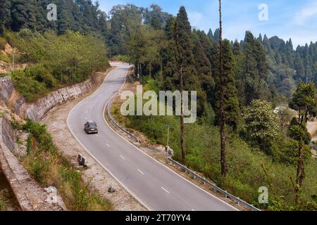 Vue aérienne d'une route d'autoroute de montagne avec paysage montagneux pittoresque de l'Himalaya au point de vue de Lava à Darjeeling, Bengale occidental, Inde Banque D'Images