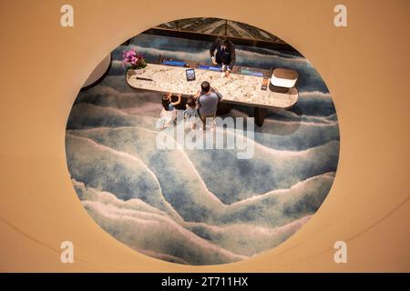 Vue de dessus d'un homme et de ses enfants enregistrement dans un hôtel de luxe 5 étoiles, le tapis bleu clair représente la vague de la mer. PAN Pacific Hotel, Singapour. Banque D'Images