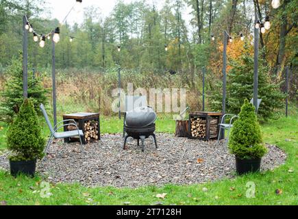 Foyer de fer et feu brûlant dans un jardin Banque D'Images