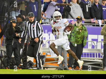 Novembre 11 2023 : le Wide Receiver Xavier Worthy (1) du Texas Longhorns court avec le ballon lors de la 1e mi-temps du match de football NCAA entre les Texas Longhorns et les TCU Horned Frogs au stade Amon G. carter de fort Worth, Texas. Matthew Lynch/CSM Banque D'Images