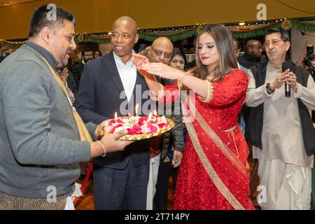 12 novembre 2023, New York, New York, États-Unis : (NOUVEAU) le maire Adams assiste À Une célébration Diwali au Hare Krishna Center. 12 novembre 2023, New York, New York, États-Unis : (G-D) Caitanyananda Das, maire de New York Eric Adams, Jenifer Rajkumar, membre de l’assemblée de l’État de New York, et Hansarupa Das Adhikary participent à l’offre de prières devant le sanctuaire lors d’une célébration Diwali au Centre Hare Krishna de la Société internationale pour la conscience de Krishna (ISKCON) le 12 novembre 2023 dans le quartier de Brooklyn à New York. Diwali également connu sous le nom de Deepavali, et le &#39;festival des lumières&#39;, est Banque D'Images