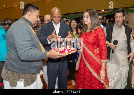 12 novembre 2023, New York, New York, États-Unis : (NOUVEAU) le maire Adams assiste À Une célébration Diwali au Hare Krishna Center. 12 novembre 2023, New York, New York, États-Unis : (G-D) Caitanyananda Das, maire de New York Eric Adams, Jenifer Rajkumar, membre de l’assemblée de l’État de New York, et Hansarupa Das Adhikary participent à l’offre de prières devant le sanctuaire lors d’une célébration Diwali au Centre Hare Krishna de la Société internationale pour la conscience de Krishna (ISKCON) le 12 novembre 2023 dans le quartier de Brooklyn à New York. Diwali également connu sous le nom de Deepavali, et le &#39;festival des lumières&#39;, est Banque D'Images