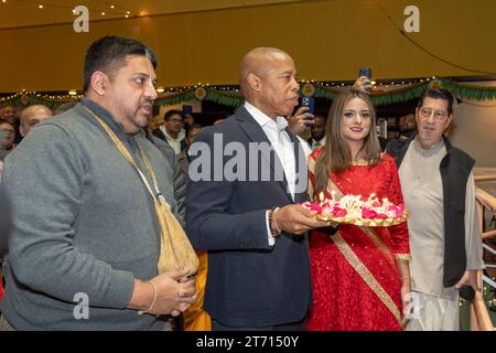 12 novembre 2023, New York, New York, États-Unis : (NOUVEAU) le maire Adams assiste À Une célébration Diwali au Hare Krishna Center. 12 novembre 2023, New York, New York, États-Unis : (G-D) Caitanyananda Das, maire de New York Eric Adams, Jenifer Rajkumar, membre de l’assemblée de l’État de New York, et Hansarupa Das Adhikary participent à l’offre de prières devant le sanctuaire lors d’une célébration Diwali au Centre Hare Krishna de la Société internationale pour la conscience de Krishna (ISKCON) le 12 novembre 2023 dans le quartier de Brooklyn à New York. Diwali également connu sous le nom de Deepavali, et le &#39;festival des lumières&#39;, est Banque D'Images