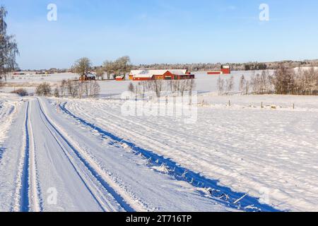 Chemin de terre enneigé dans la campagne Banque D'Images