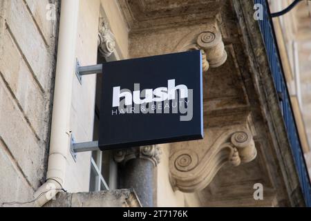 Bordeaux , France - 11 09 2023 : Hush cheveux et beauté logo entrée de marque et signe de texte façade d'entrée de la chaîne de salon coiffeur barber Banque D'Images