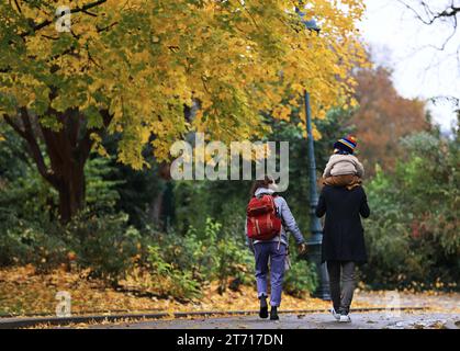 (231113) -- PARIS, 13 novembre 2023 (Xinhua) -- les gens apprécient les paysages d'automne au parc Montsouris à Paris, France, 12 novembre 2023. (Xinhua/Gao Jing) Banque D'Images