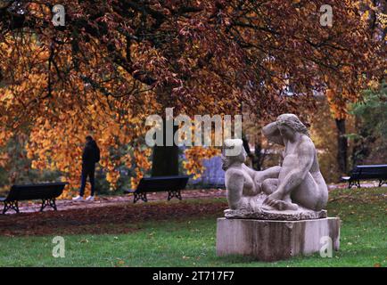 (231113) -- PARIS, 13 novembre 2023 (Xinhua) -- cette photo prise le 12 novembre 2023 montre un paysage d'automne au parc Montsouris à Paris, France. (Xinhua/Gao Jing) Banque D'Images