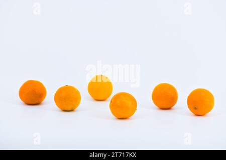 Une composition délicieuse capturant la fraîcheur des mandarines sur un fond blanc épuré. Banque D'Images