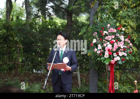 (231113) -- KITAKYUSHU, 13 novembre 2023 (Xinhua) -- Kazuhisa Takeuchi, maire de Kitakyushu, prend la parole lors de la cérémonie de dévoilement dans l'ancienne résidence de Keiichiro Yasukawa à Kitakyushu, ville de Fukuoka, Japon, le 12 novembre 2023. Une statue de Sun Yat-sen créée par le célèbre sculpteur Wu Weishan, conservateur du Musée national d'art de Chine, a été érigée dimanche dans l'ancienne résidence de Keiichiro Yasukawa dans la ville de Kitakyushu dans la préfecture de Fukuoka, au sud-ouest du Japon. (Xinhua/Guo Dan) Banque D'Images