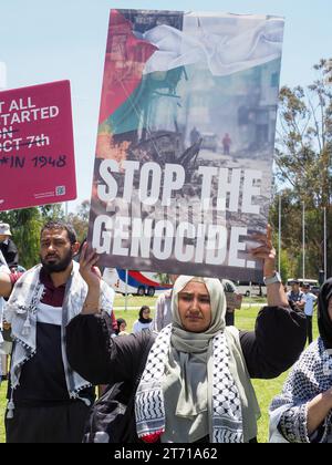 Australie, Canberra, 13 novembre 2023. Des centaines de manifestants de toute l'Australie se rassemblent devant le Parlement pour exiger que le gouvernement australien soutienne un cessez-le-feu à Gaza et élève sa voix contre la guerre génocidaire israélienne contre les palestiniens. Crédit : Leo Bild/Alamy Live News Banque D'Images