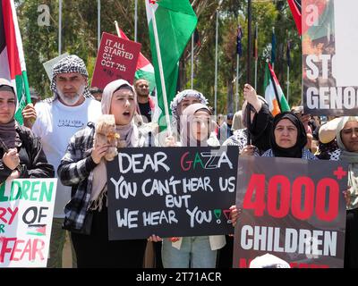 Australie, Canberra, 13 novembre 2023. Des centaines de manifestants de toute l'Australie se rassemblent devant le Parlement pour exiger que le gouvernement australien soutienne un cessez-le-feu à Gaza et élève sa voix contre la guerre génocidaire israélienne contre les palestiniens. Crédit : Leo Bild/Alamy Live News Banque D'Images